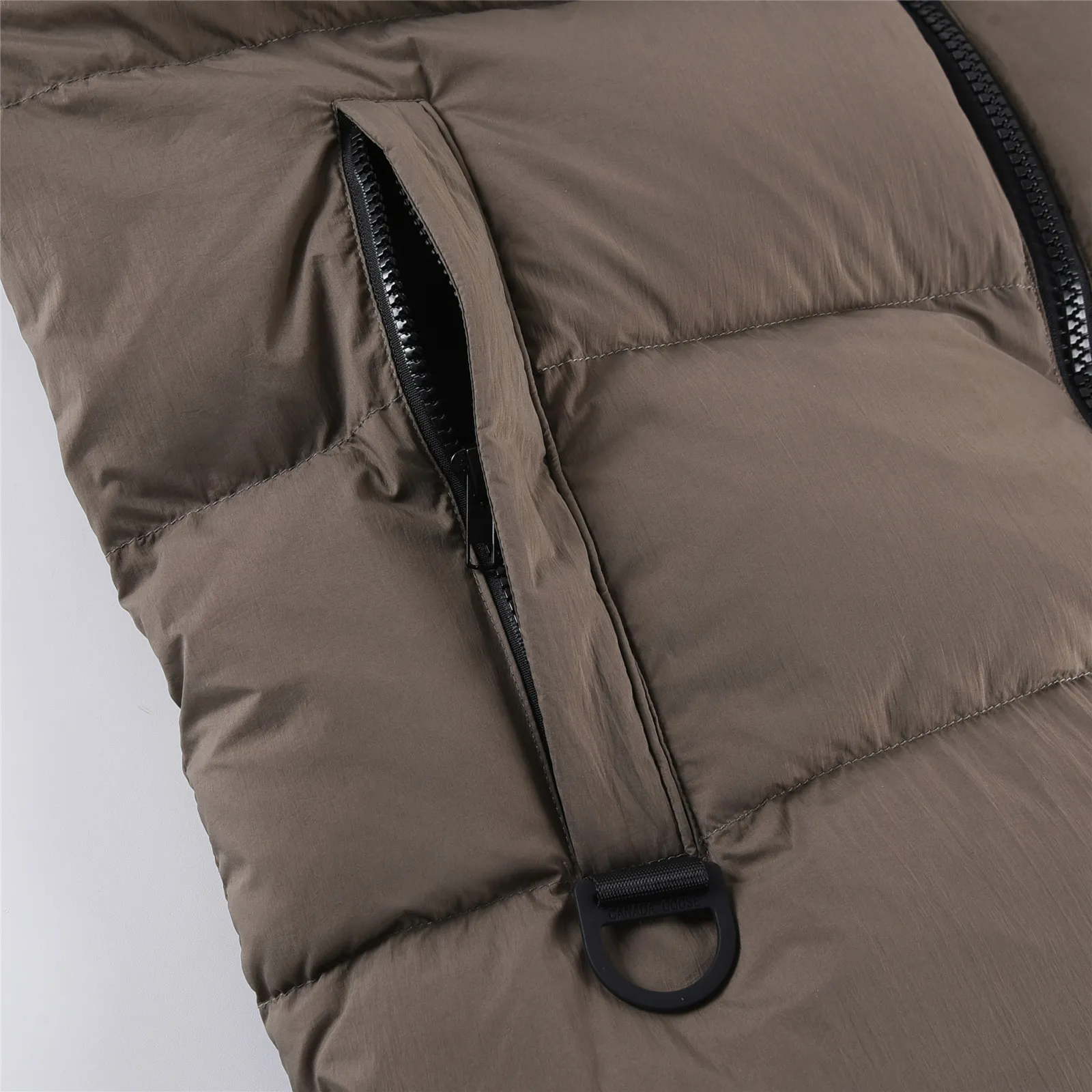P850 with dust bag +10 Ouyang Nana 2nd generation latest CANADA GOOES goose black label down jacket A must-have goose black label down jacket in the outerwear industry! The latest designer styles! Big goose down jacket has always been a fashion favorite and is loved by celebrities from all walks of life! Fashionable hooded cut, high-end customer-supplied fine goose down, high resilience, smooth zipper, strong and firm. Pockets on both sides can store small items, free your hands, and you can go out without worries. It can also meet the need of putting your hands in your pockets👏👏Produced by Big Goose, it can be used as a group uniform by many celebrities. This down jacket uses a double-layer anti-down lining design, which has strong windproof performance and will be very warm in winter! New standard 90% goose down filling, high fluffiness, windproof hooded design. When walking outdoors, pull the collar to the highest position, put your hands in the pockets and it will be very warm. It can be easily controlled by all body types! The interior is equipped with an elastic snow skirt design for better wrapping. The simple and neat style design highlights the masculine temperament. The impeccable style is classic and never goes out of style. It is warm and practical, and it is versatile! You can enter with your eyes closed! Color: Black Khaki Size: XS-XXL
